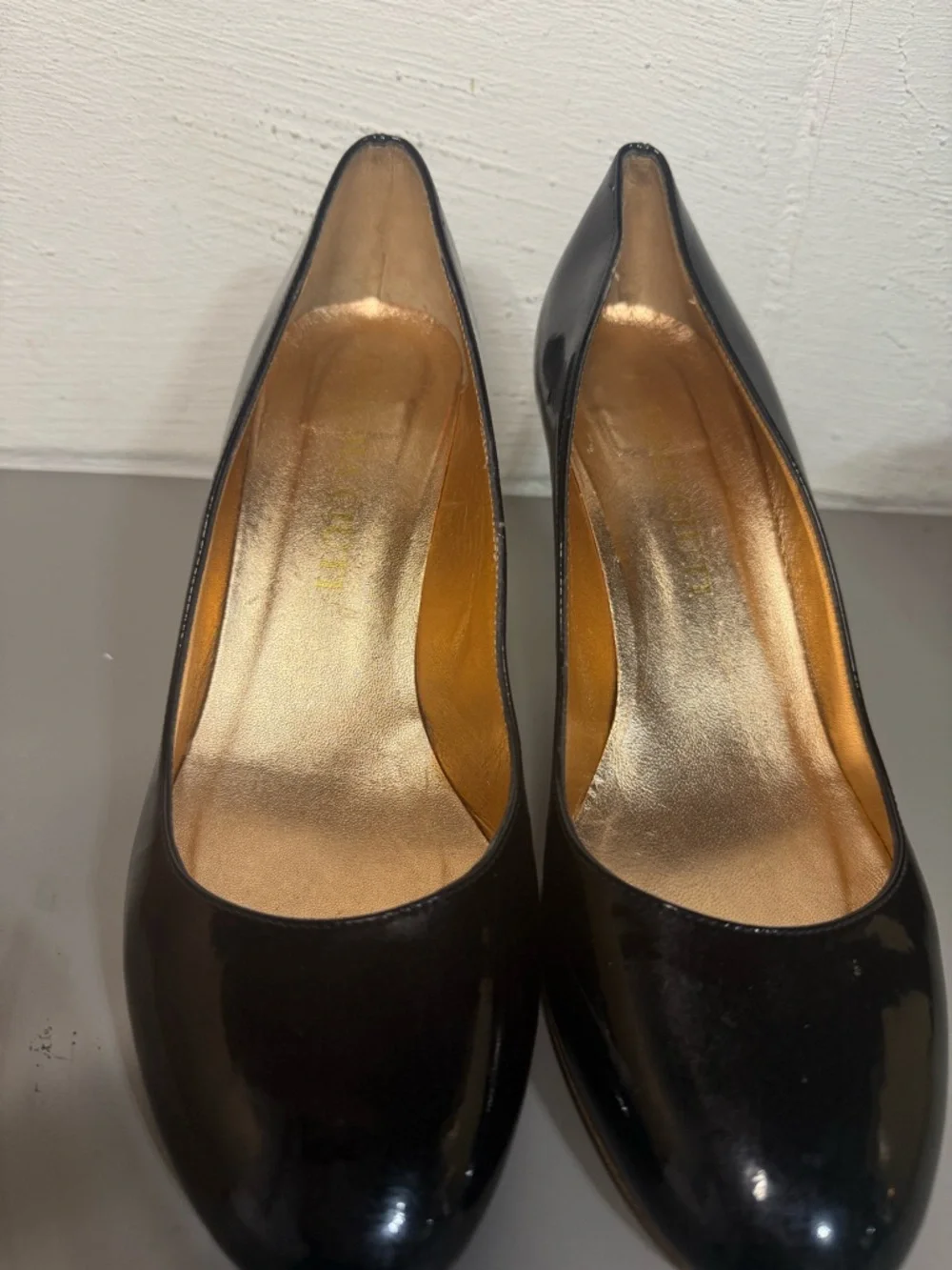 Women's Black Patent Leather Mid-Heel Pumps - Picture 5 of 8